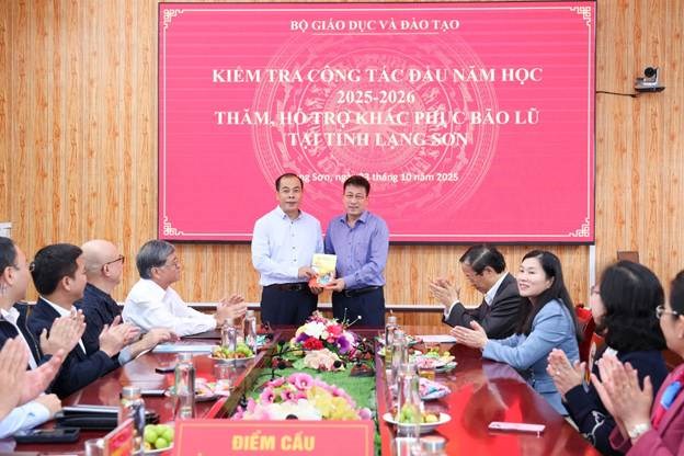 NXBGDVN chung tay ủng hộ ngành giáo dục Lạng Sơn - ảnh 2
