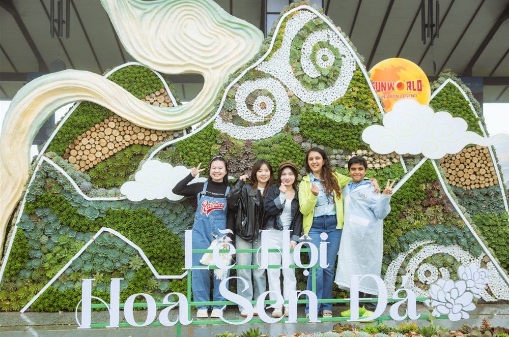 Du khách Tây thích thú săn mây, check in hoa Sen đá trên đỉnh Fansipan - ảnh 4