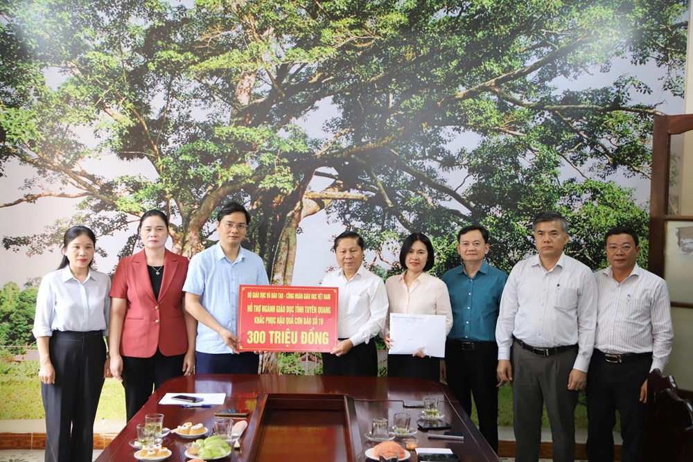 NXBGDVN chia sẻ khó khăn với ngành giáo dục Tuyên Quang sau mưa lũ - ảnh 1