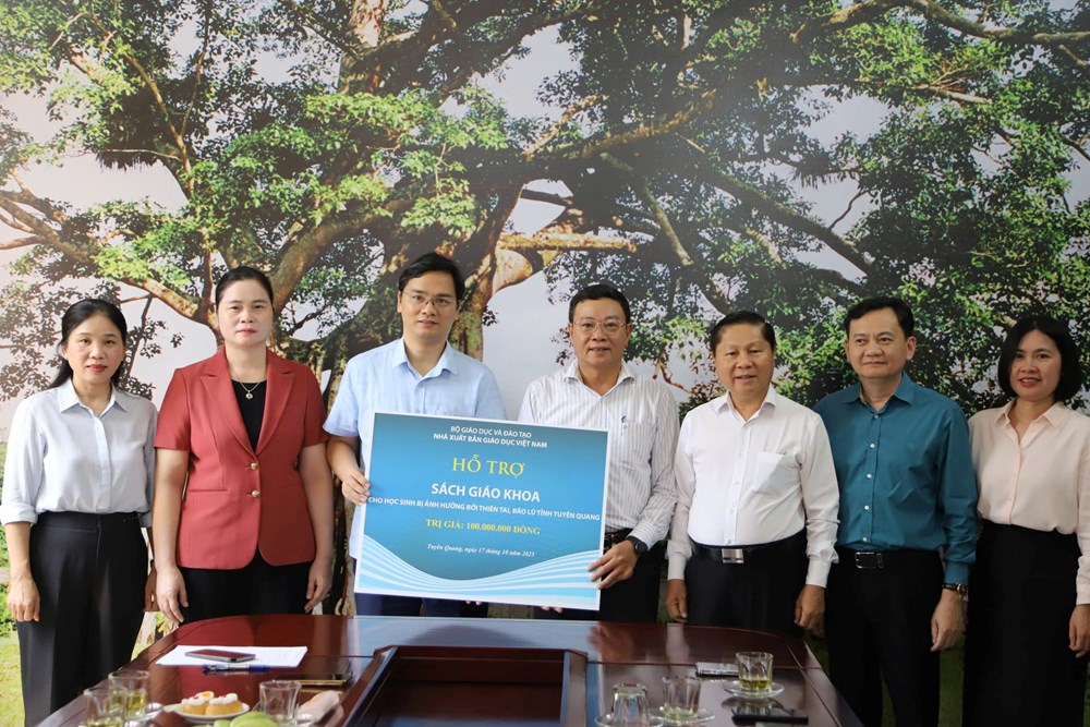 NXBGDVN chia sẻ khó khăn với ngành giáo dục Tuyên Quang sau mưa lũ - ảnh 2