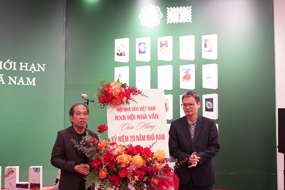 Ra mắt bộ sách 20 năm: Từ “Nhật ký Đặng Thùy Trâm” đến “Một thoáng ta rực rỡ ở nhân gian” - ảnh 3