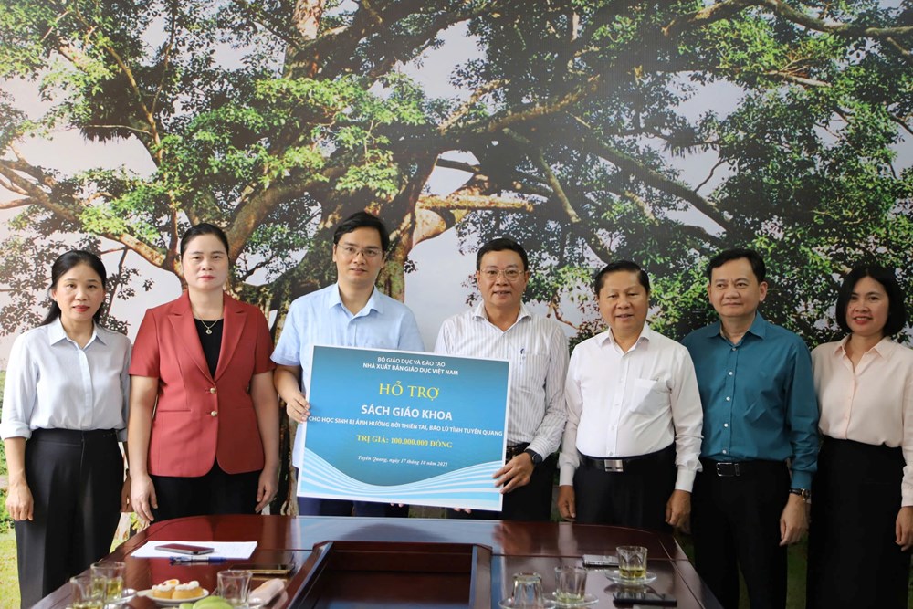 NXBGDVN cam kết đồng hành cùng học sinh và các trường học vùng bão lũ - ảnh 3