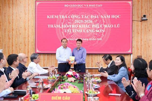 NXBGDVN cam kết đồng hành cùng học sinh và các trường học vùng bão lũ - ảnh 1