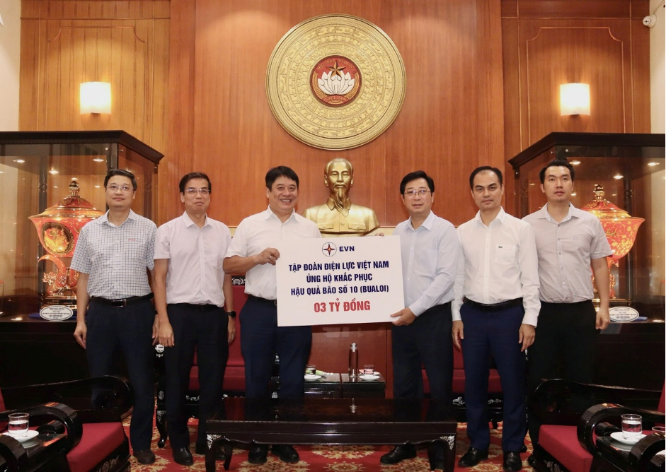EVN chung tay ủng hộ nhiều địa phương khắc phục hậu quả các cơn bão, lũ lụt trong năm 2025 - ảnh 2