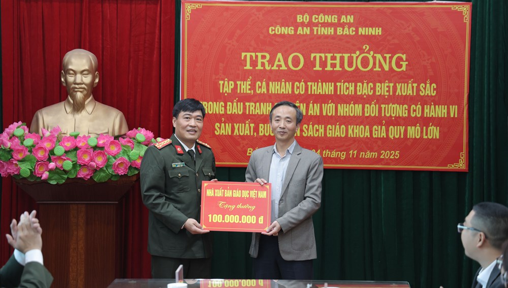 NXBGDVN khen thưởng Công an tỉnh Bắc Ninh vì thành tích triệt phá đường dây sản xuất, tiêu thụ sách giáo khoa giả - ảnh 2