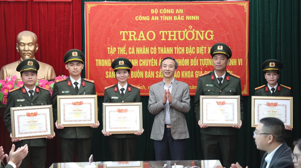 NXBGDVN khen thưởng Công an tỉnh Bắc Ninh vì thành tích triệt phá đường dây sản xuất, tiêu thụ sách giáo khoa giả - ảnh 3