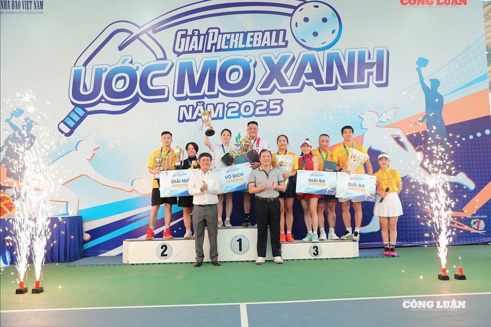 Giải Pickleball 'Ước Mơ Xanh' 2025: Trao giải nội dung đôi nam trên 40 tuổi và đôi nam nữ dưới 40 tuổi - ảnh 2