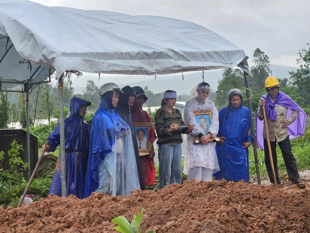 Triệu tập vở cho học sinh vùng bị thiên tai - ảnh 13