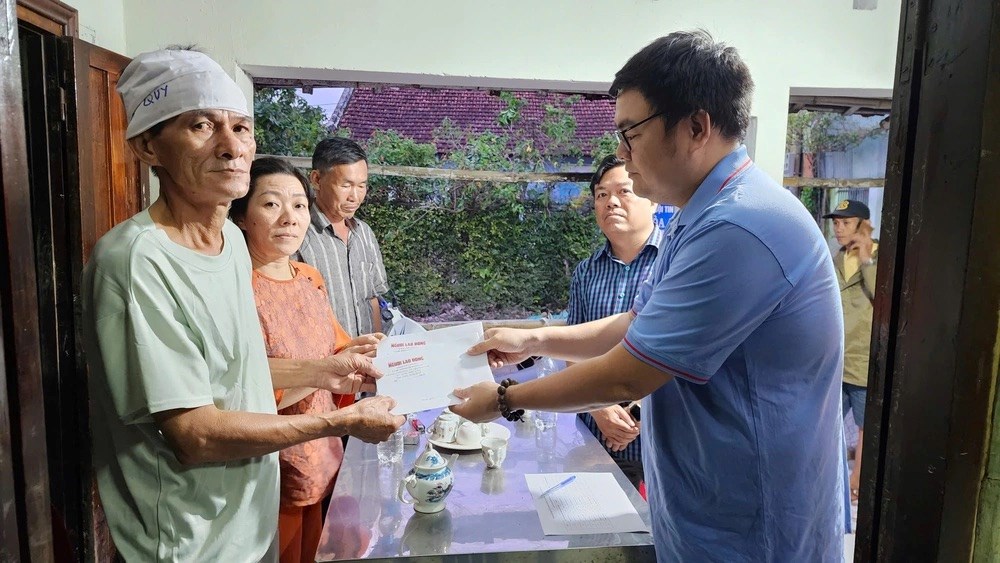 Triệu tập vở cho học sinh vùng bị thiên tai - ảnh 14