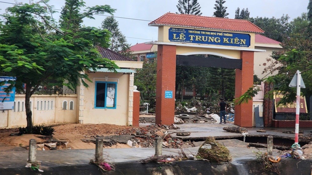 Triệu tập vở cho học sinh vùng bị thiên tai - ảnh 4