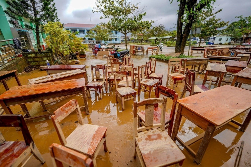 Triệu tập vở cho học sinh vùng bị thiên tai - ảnh 7