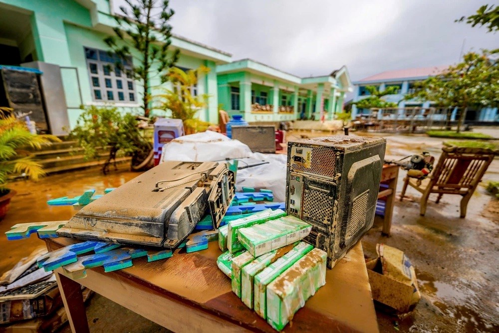 Triệu tập vở cho học sinh vùng bị thiên tai - ảnh 6