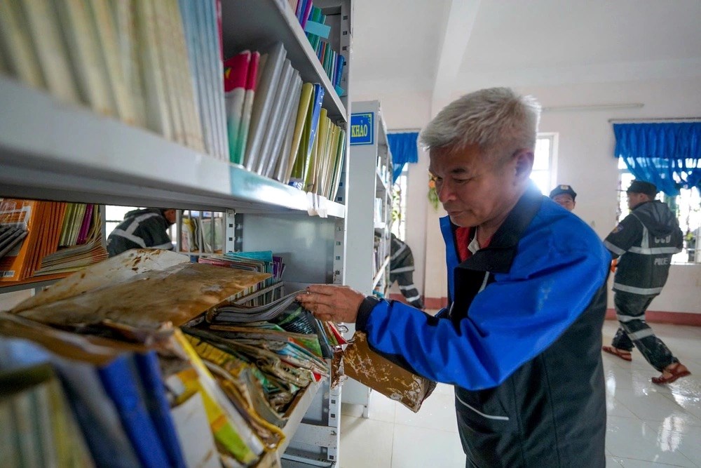 Triệu tập vở cho học sinh vùng bị thiên tai - ảnh 10