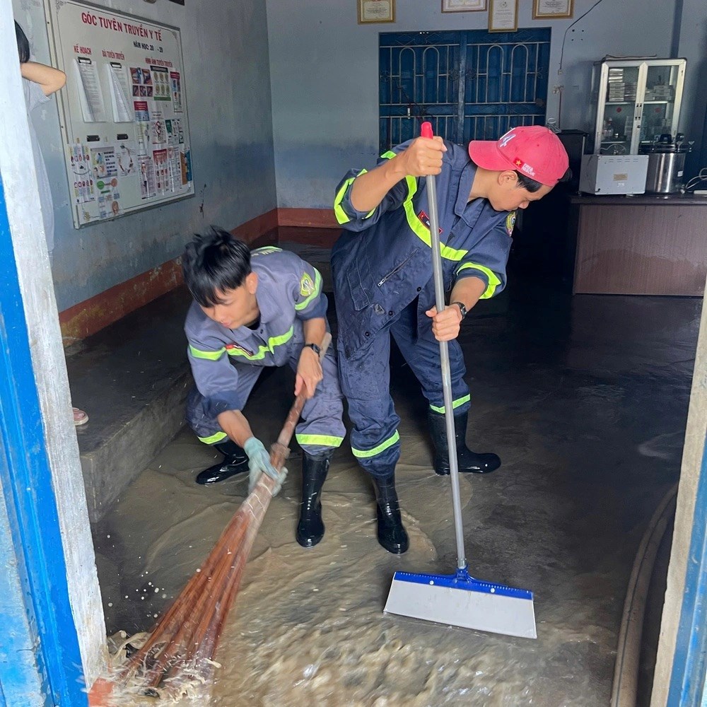 Triệu tập vở cho học sinh vùng bị thiên tai - ảnh 9