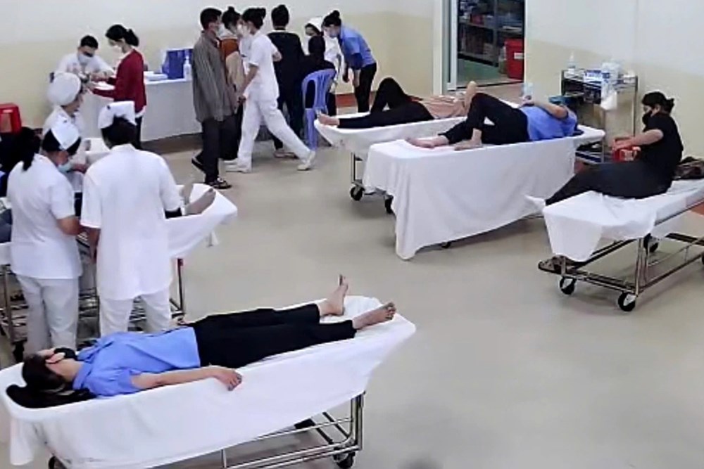 60 công nhân, 19 học sinh nhập viện nghi ngộ độc thực phẩm ở TP.HCM - ảnh 2