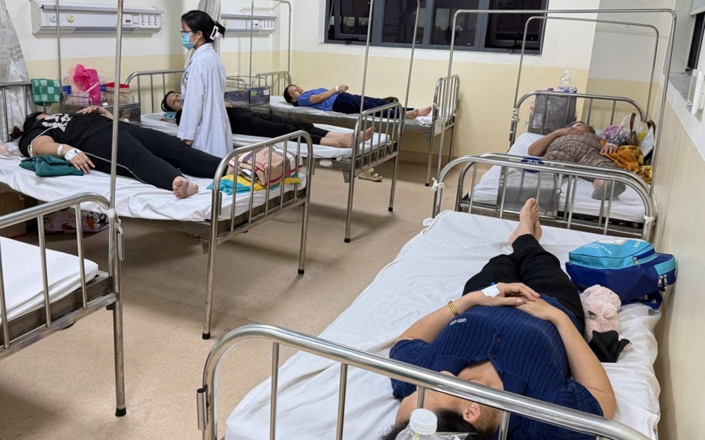 60 công nhân, 19 học sinh nhập viện nghi ngộ độc thực phẩm ở TP.HCM - ảnh 1