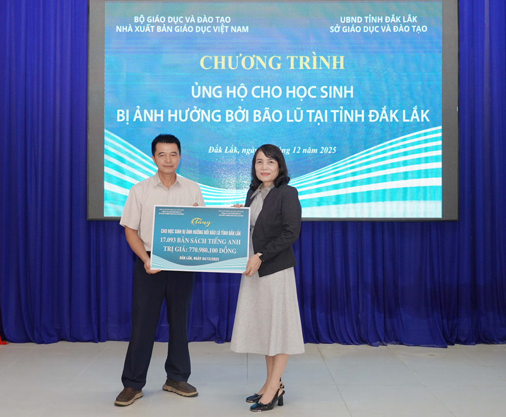 Nhà xuất bản Giáo dục Việt Nam hỗ trợ kịp thời 366 nghìn bản sách giáo khoa cho học sinh vùng lũ lụt tỉnh Đắk Lắk - ảnh 2