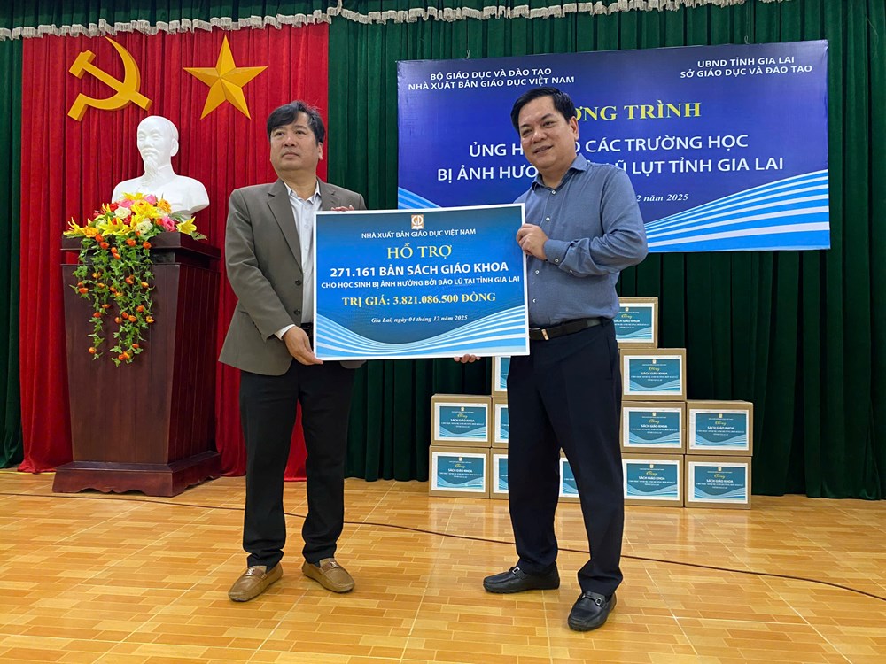 Nhà xuất bản Giáo dục Việt Nam trao tặng sách giáo khoa cho học sinh vùng lũ tỉnh Gia Lai - ảnh 1
