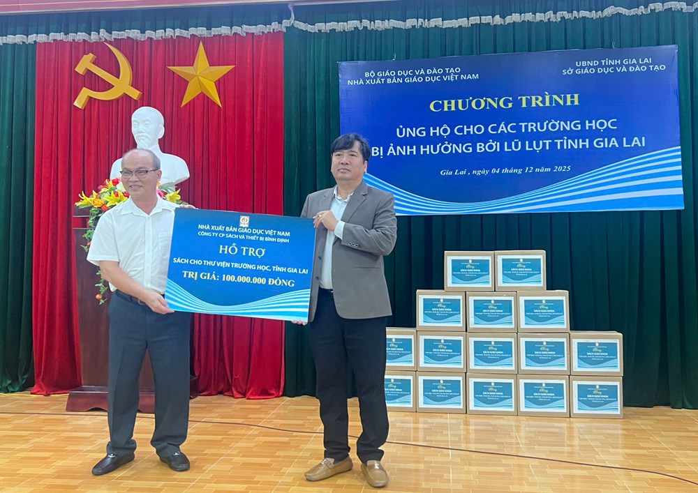 Nhà xuất bản Giáo dục Việt Nam trao tặng sách giáo khoa cho học sinh vùng lũ tỉnh Gia Lai - ảnh 2