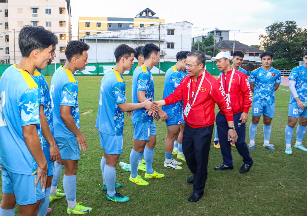 Trưởng đoàn Nguyễn Hồng Minh thăm, động viên đội tuyển U22 Việt Nam - ảnh 2