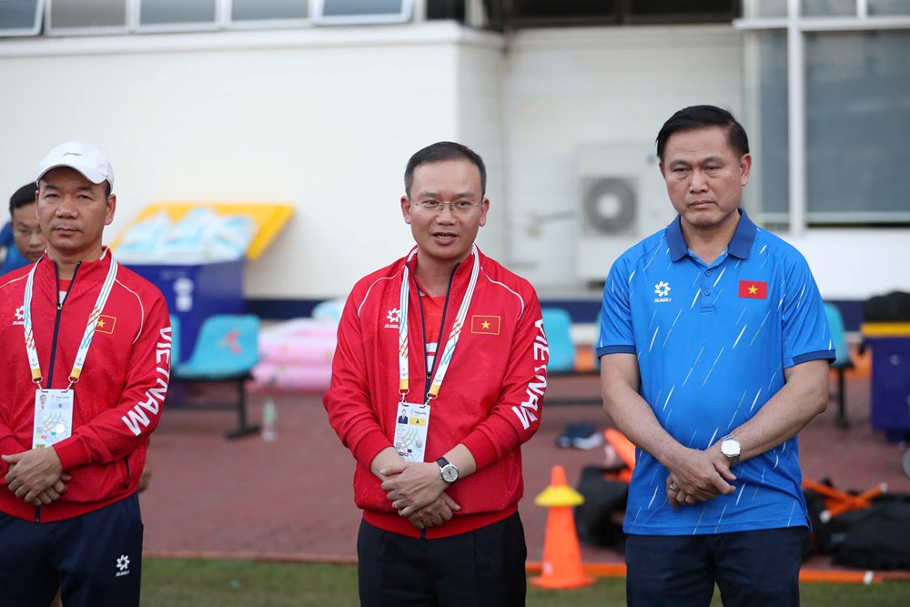 Trưởng đoàn Nguyễn Hồng Minh thăm, động viên đội tuyển U22 Việt Nam - ảnh 3