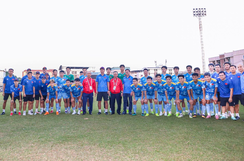 Trưởng đoàn Nguyễn Hồng Minh thăm, động viên đội tuyển U22 Việt Nam - ảnh 5