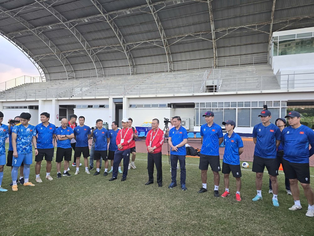 Trưởng đoàn Nguyễn Hồng Minh thăm, động viên đội tuyển U22 Việt Nam - ảnh 4