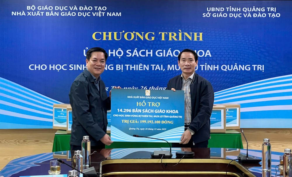 Nhà xuất bản Giáo dục Việt Nam trao tặng 14.296 bản sách giáo khoa cho học sinh vùng lũ tỉnh Quảng Trị - ảnh 1