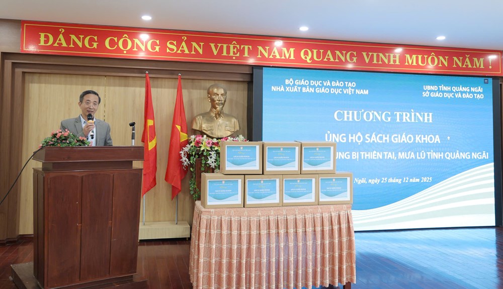 Nhà xuất bản Giáo dục Việt Nam trao tặng gần 110.000 bản sách giáo khoa cho học sinh vùng lũ tỉnh Quảng Ngãi - ảnh 1