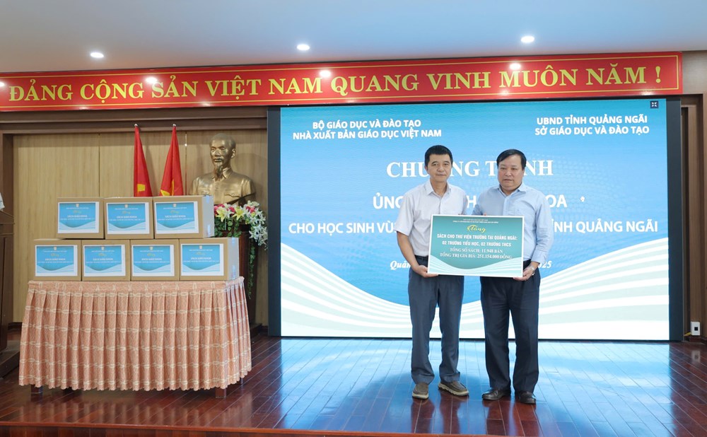 Nhà xuất bản Giáo dục Việt Nam trao tặng gần 110.000 bản sách giáo khoa cho học sinh vùng lũ tỉnh Quảng Ngãi - ảnh 3