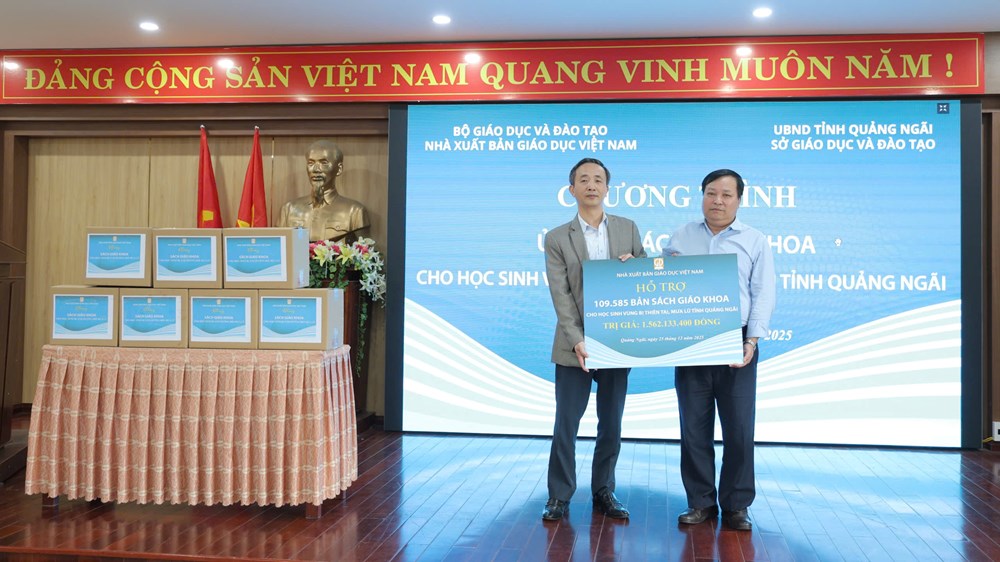 Nhà xuất bản Giáo dục Việt Nam trao tặng gần 110.000 bản sách giáo khoa cho học sinh vùng lũ tỉnh Quảng Ngãi - ảnh 2