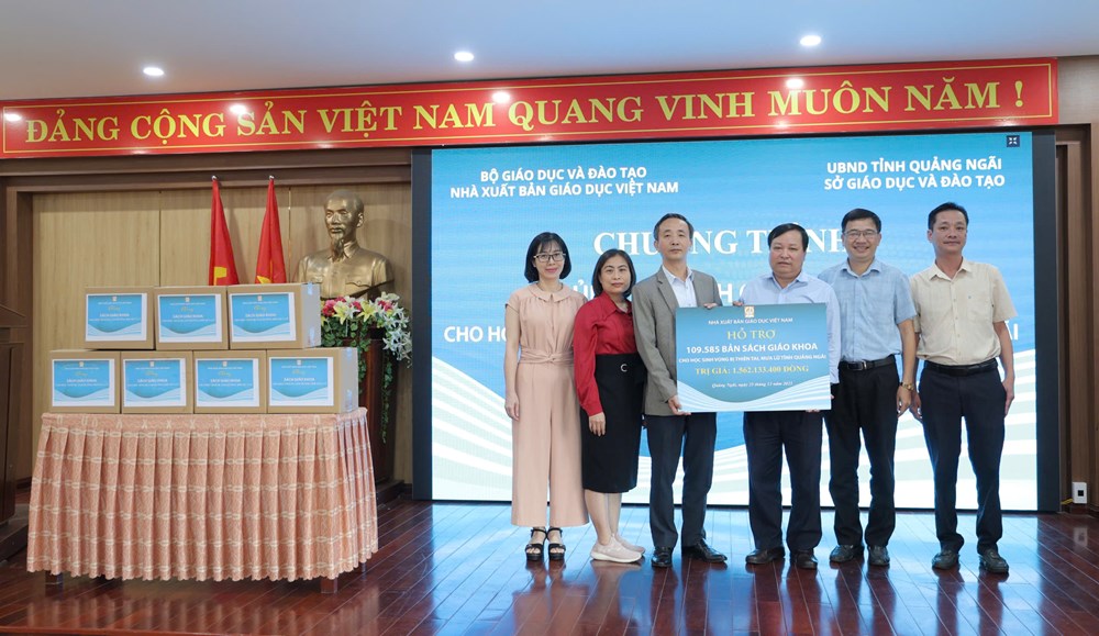Nhà xuất bản Giáo dục Việt Nam trao tặng gần 110.000 bản sách giáo khoa cho học sinh vùng lũ tỉnh Quảng Ngãi - ảnh 4