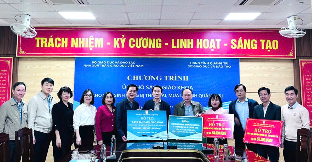 Nhà xuất bản Giáo dục Việt Nam trao tặng 14.296 bản sách giáo khoa cho học sinh vùng lũ tỉnh Quảng Trị - ảnh 6