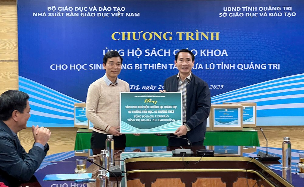 Nhà xuất bản Giáo dục Việt Nam trao tặng 14.296 bản sách giáo khoa cho học sinh vùng lũ tỉnh Quảng Trị - ảnh 3