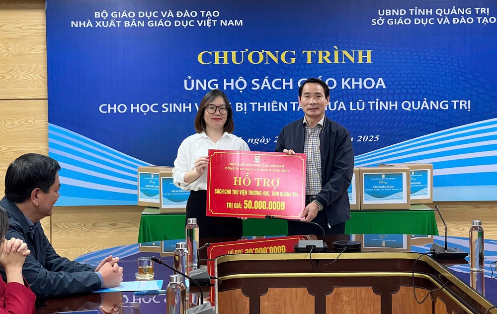 Nhà xuất bản Giáo dục Việt Nam trao tặng 14.296 bản sách giáo khoa cho học sinh vùng lũ tỉnh Quảng Trị - ảnh 4