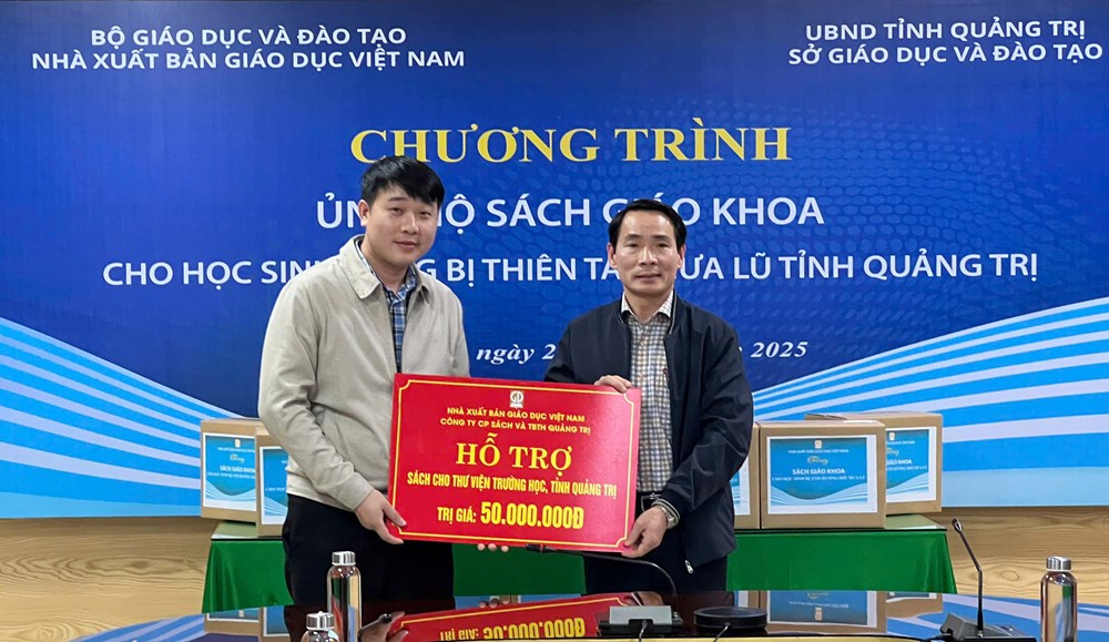 Nhà xuất bản Giáo dục Việt Nam trao tặng 14.296 bản sách giáo khoa cho học sinh vùng lũ tỉnh Quảng Trị - ảnh 5