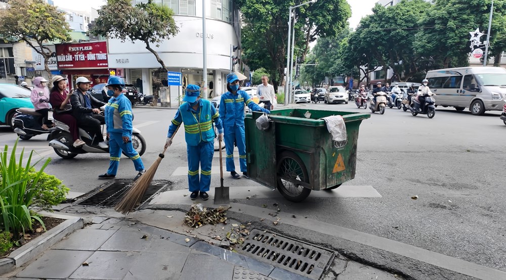 Tăng cường vệ sinh môi trường các tuyến phố trung tâm dịp cao điểm cuối năm 2025 - ảnh 1