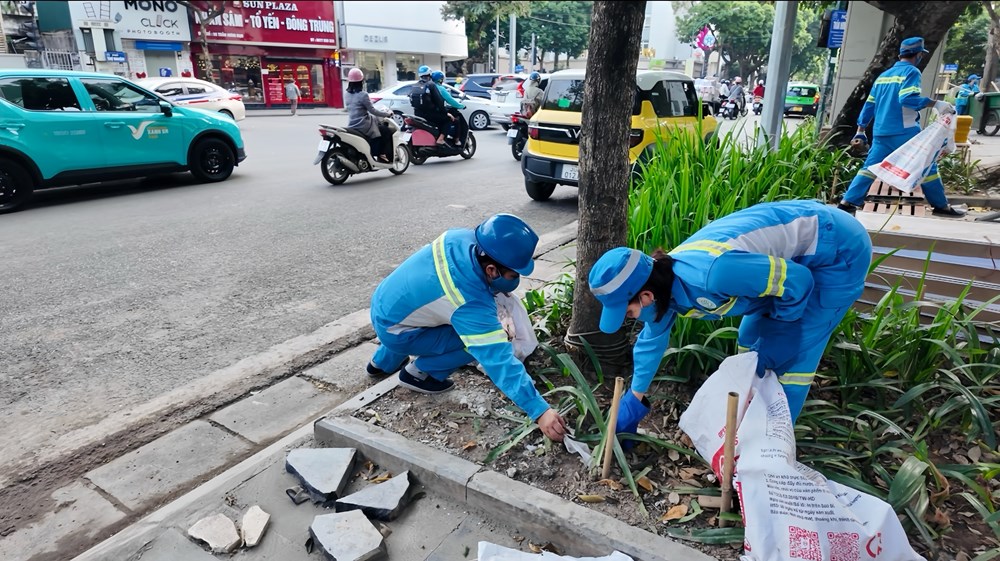 Tăng cường vệ sinh môi trường các tuyến phố trung tâm dịp cao điểm cuối năm 2025 - ảnh 2