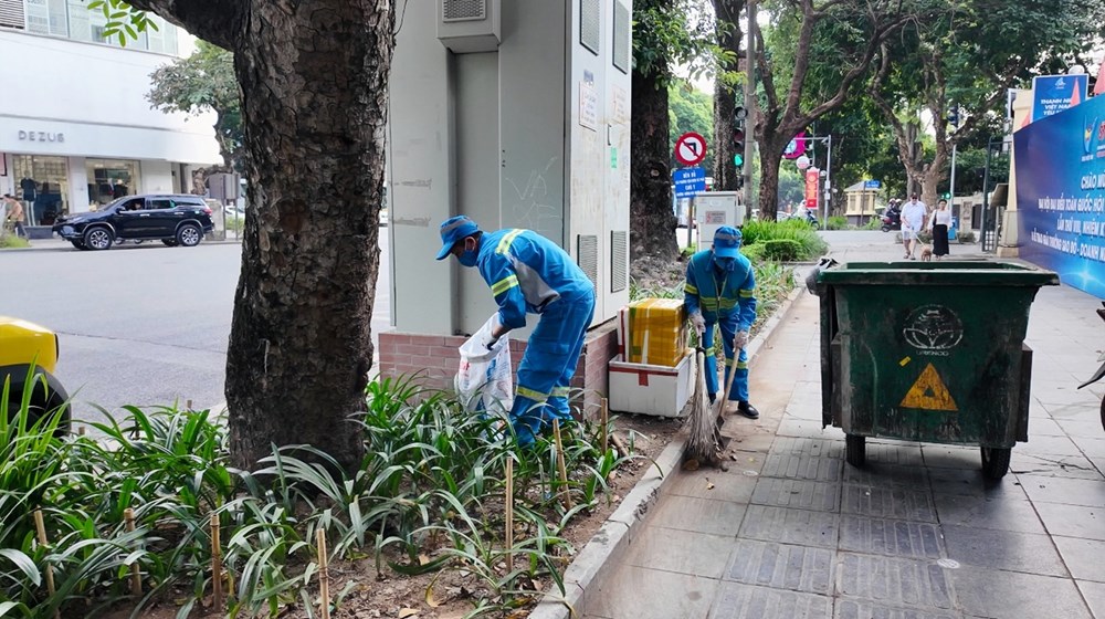 Tăng cường vệ sinh môi trường các tuyến phố trung tâm dịp cao điểm cuối năm 2025 - ảnh 3