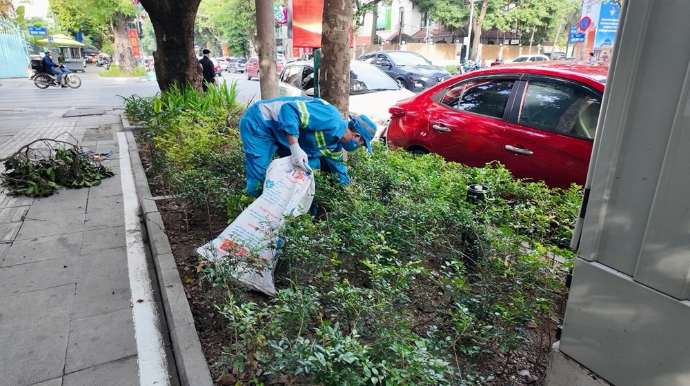 Tăng cường vệ sinh môi trường các tuyến phố trung tâm dịp cao điểm cuối năm 2025 - ảnh 4