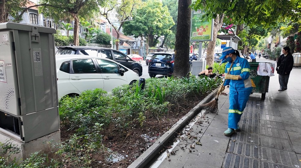 Tăng cường vệ sinh môi trường các tuyến phố trung tâm dịp cao điểm cuối năm 2025 - ảnh 5
