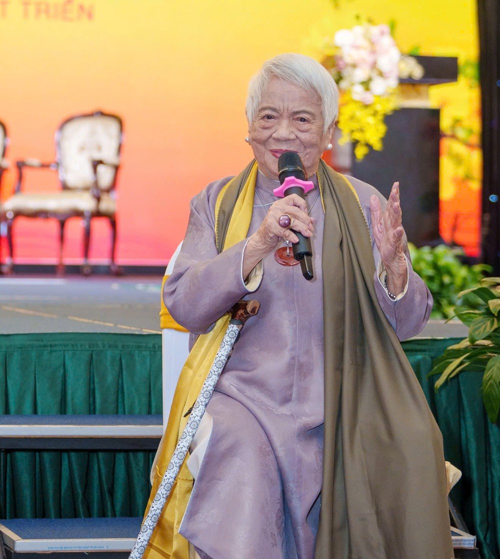 Áo dài Việt và ký ức vượt biên giới của đạo diễn Xuân Phượng - ảnh 2