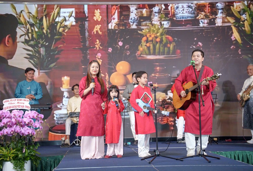 Áo dài Việt và ký ức vượt biên giới của đạo diễn Xuân Phượng - ảnh 3