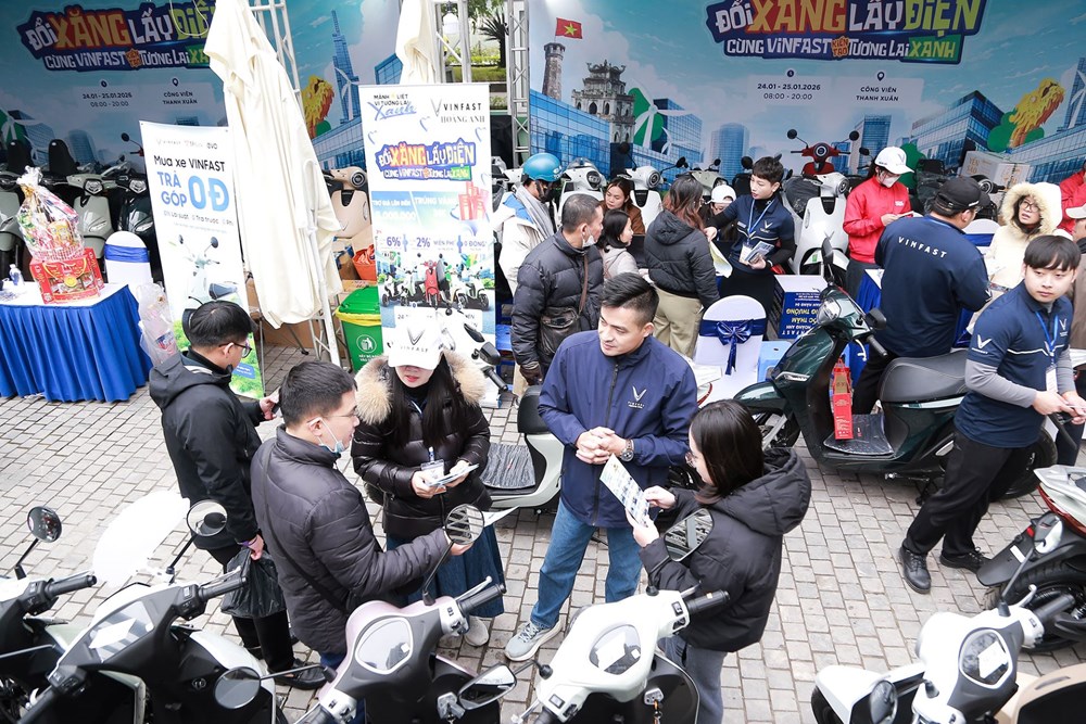Người dân Hà Nội vượt rét đi đổi xe máy xăng cũ lấy xe điện VinFast - ảnh 1