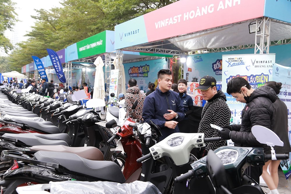 Người dân Hà Nội vượt rét đi đổi xe máy xăng cũ lấy xe điện VinFast - ảnh 2