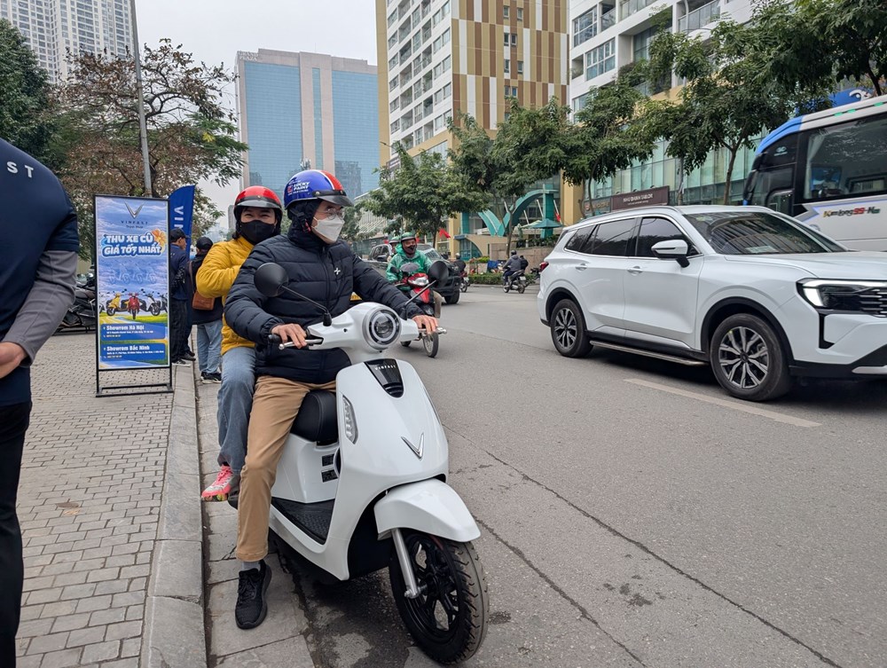 Người dân Hà Nội vượt rét đi đổi xe máy xăng cũ lấy xe điện VinFast - ảnh 3
