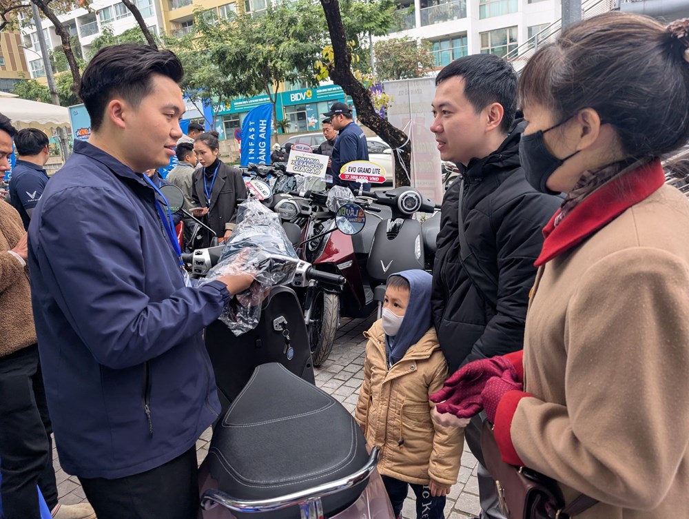 Người dân Hà Nội vượt rét đi đổi xe máy xăng cũ lấy xe điện VinFast - ảnh 4