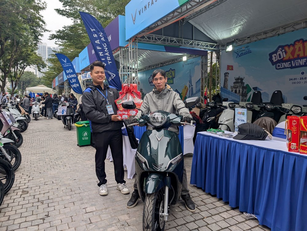 Người dân Hà Nội vượt rét đi đổi xe máy xăng cũ lấy xe điện VinFast - ảnh 5