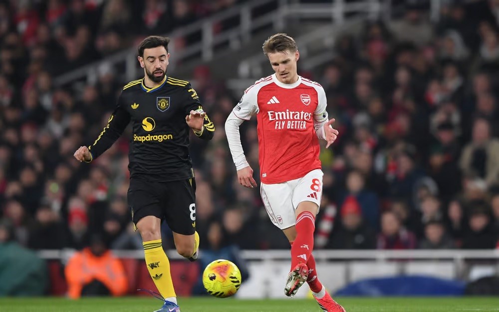 Man United lội ngược ngoạn mục tại Emirates, ngôi đầu Arsenal lung lay - ảnh 1