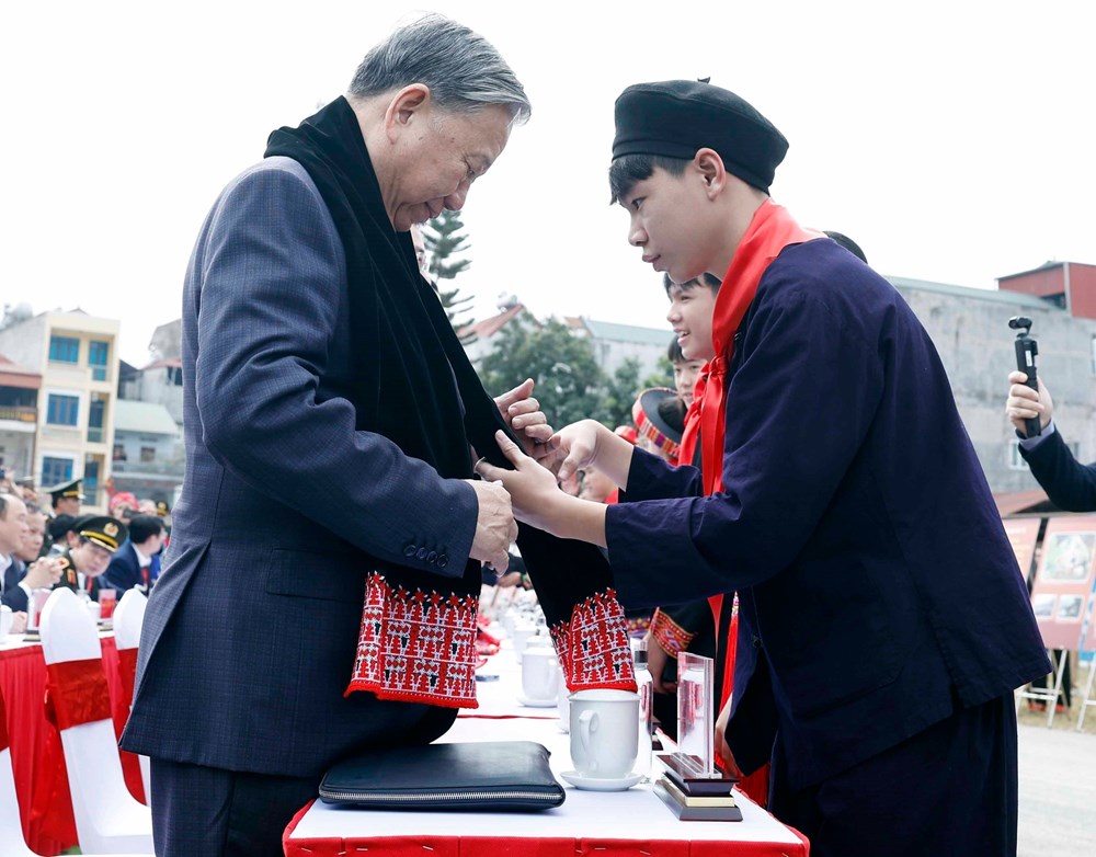 Tổng Bí thư Tô Lâm gặp mặt, nói chuyện với nhân dân các dân tộc tỉnh Cao Bằng - ảnh 3